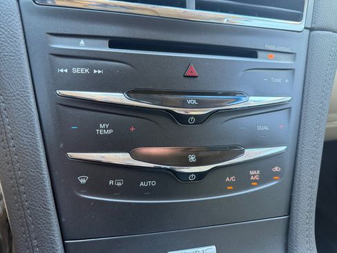 Used 2013 Lincoln MKT FWD image 22