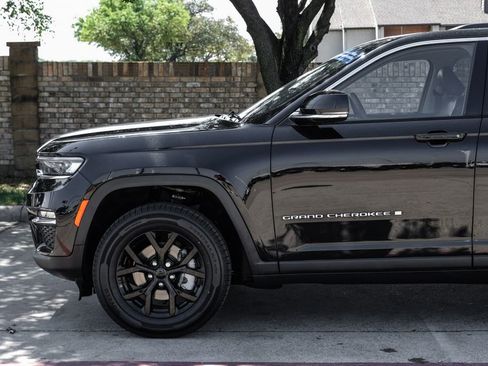 Used 2022 Jeep Grand Cherokee Limited image 22