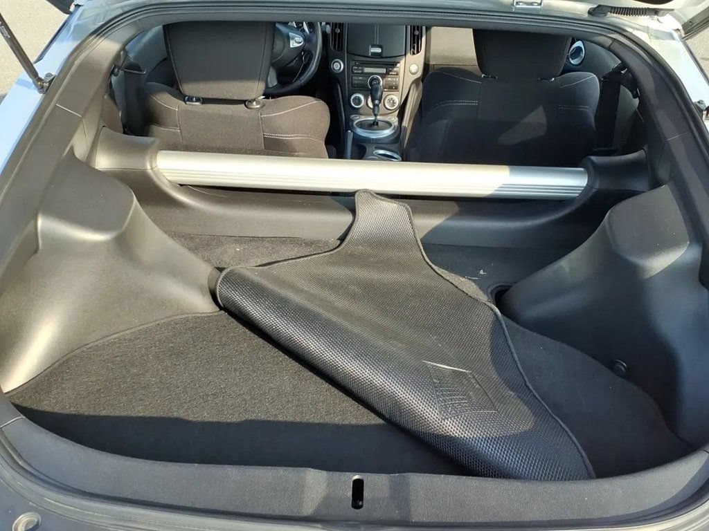 Used 2009 Nissan 370Z Coupe RWD image 8