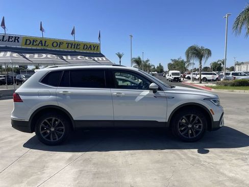 Used 2023 Volkswagen Tiguan SE w/ Panoramic Sunroof Package FWD image 9