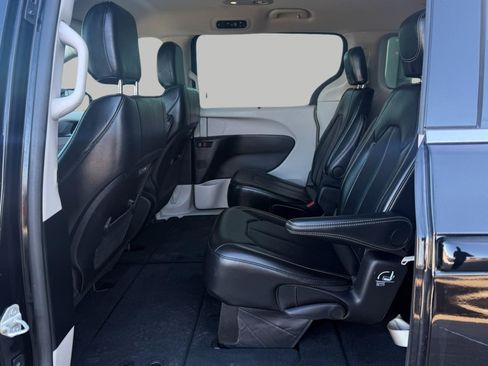 Used 2024 Chrysler Pacifica Touring-L image 25