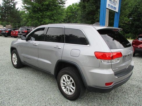 Used 2019 Jeep Grand Cherokee Laredo image 3