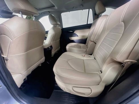 Used 2023 Toyota Highlander XLE AWD/4WD image 29