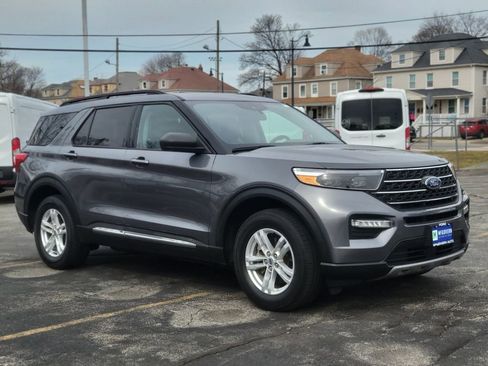 Used 2022 Ford Explorer XLT w/ Equipment Group 202A image 7