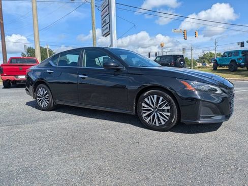 Used 2023 Nissan Altima 2.5 SV FWD image 2