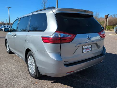 Used 2017 Toyota Sienna XLE w/ XLE Navigation Package image 4