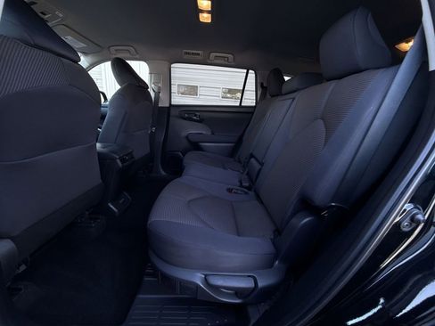 Used 2024 Toyota Highlander LE AWD/4WD image 22