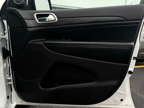 Used 2020 Jeep Grand Cherokee Altitude image 16