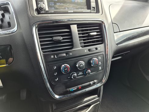 Used 2019 Dodge Grand Caravan SE FWD image 21
