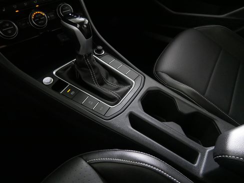 Certified 2022 Volkswagen Jetta SE w/ Panoramic Sunroof Package image 24