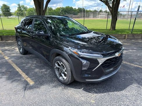 Used 2024 Chevrolet Trax LT w/ LT Convenience Package FWD image 9