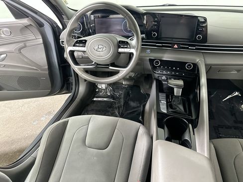 Used 2022 Hyundai Elantra SEL w/ Convenience + Premium Package FWD image 16