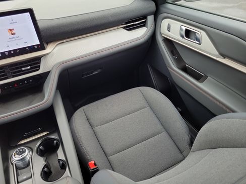 Used 2025 Ford Explorer Active image 17