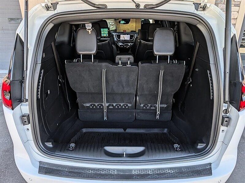 Used 2023 Chrysler Pacifica Limited w/ S Appearance Package FWD image 32