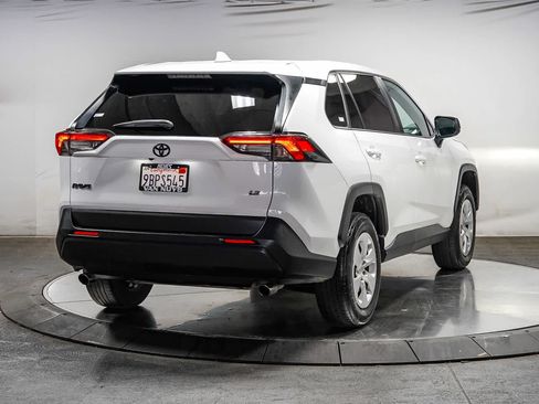 Certified 2022 Toyota RAV4 LE FWD image 5