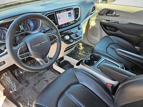 Used 2023 Chrysler Pacifica Touring-L FWD image 12