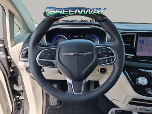 Used 2023 Chrysler Pacifica Touring-L FWD image 25
