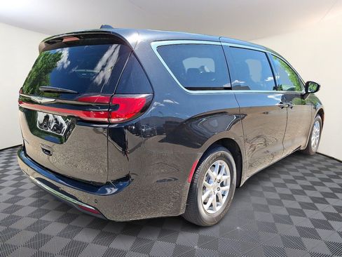 Used 2023 Chrysler Pacifica Touring-L FWD image 6