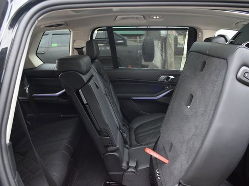 Used 2025 BMW X7 xDrive40i w/ Premium Package image 32