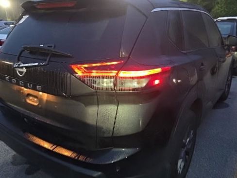 Used 2025 Nissan Rogue S FWD image 2