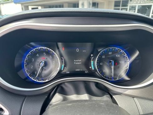 Used 2022 Chrysler Pacifica Touring-L FWD image 9