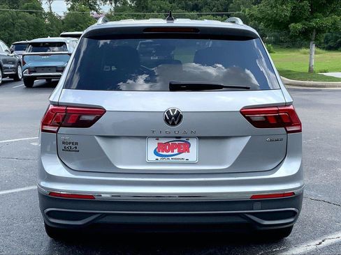 Used 2024 Volkswagen Tiguan SE AWD/4WD image 4