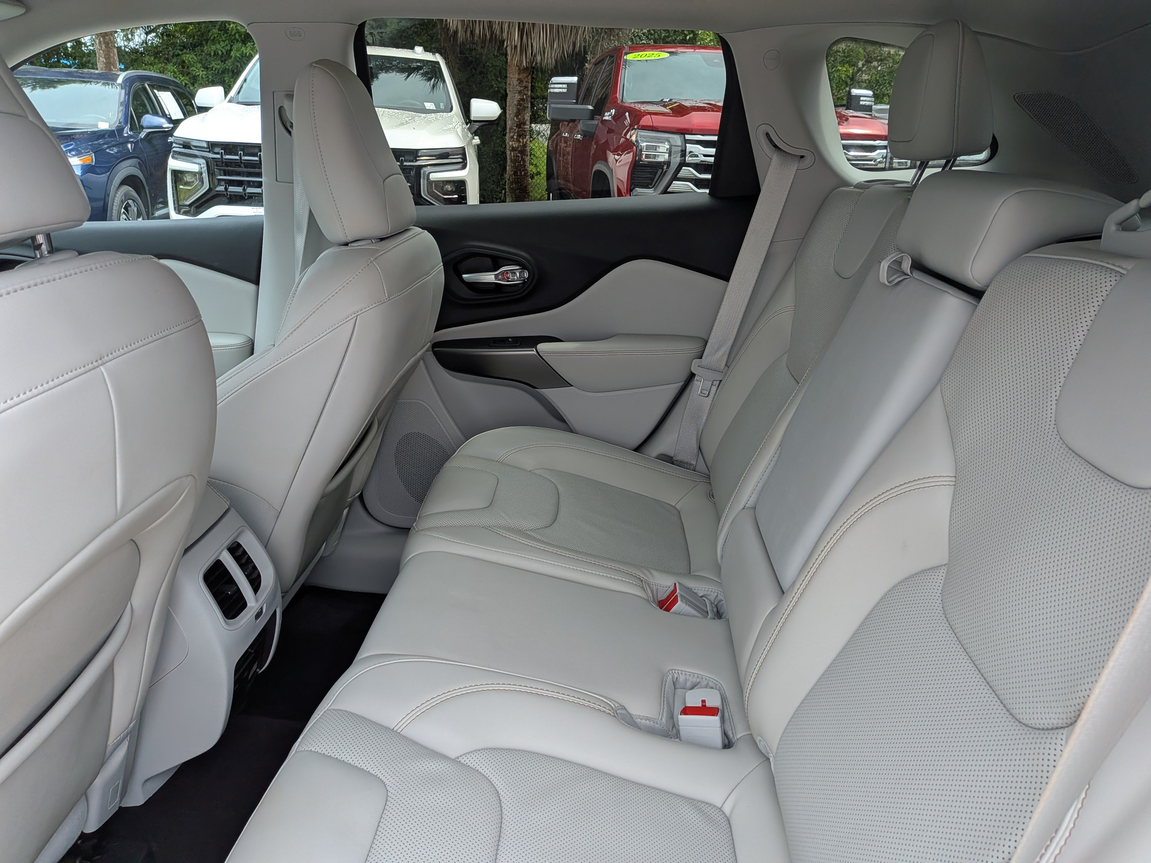 Used 2020 Jeep Cherokee Limited FWD image 14