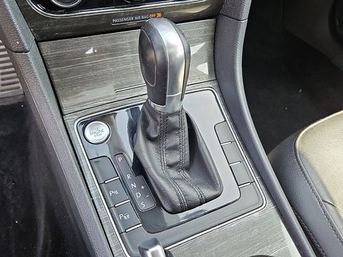 Used 2018 Volkswagen Passat 2.0T SEL Premium image 15