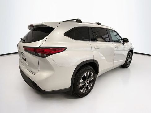 Used 2023 Toyota Highlander XLE AWD/4WD image 6