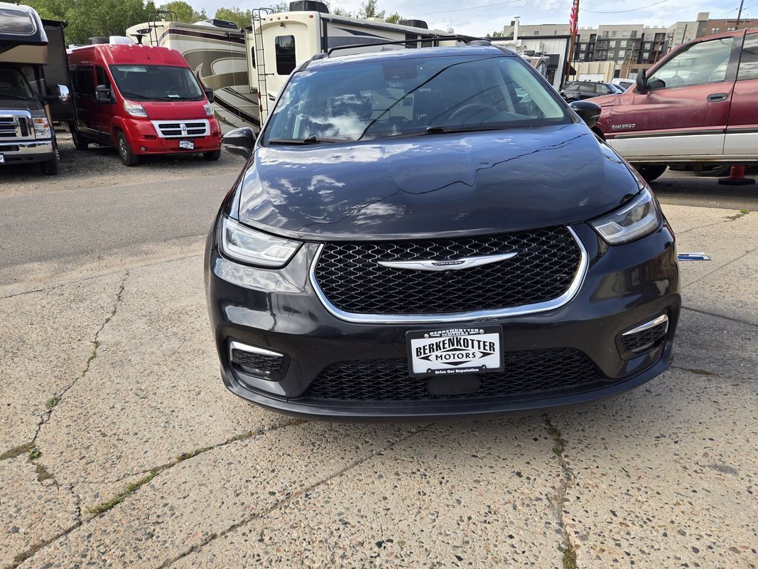 Used 2022 Chrysler Pacifica Touring-L FWD image 3