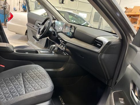 Used 2025 Nissan Kicks SV AWD/4WD image 27