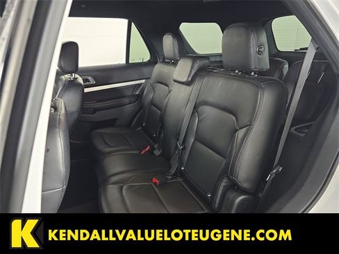 Used 2017 Ford Explorer XLT image 18