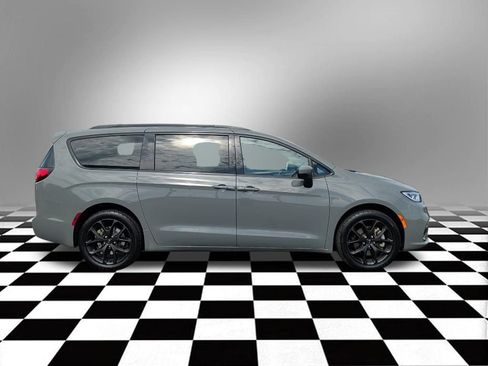 Used 2023 Chrysler Pacifica Touring-L w/ S Appearance Package AWD/4WD image 6