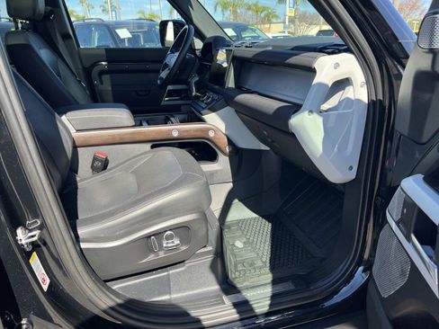 Used 2023 Land Rover Defender 130 X-Dynamic SE image 32