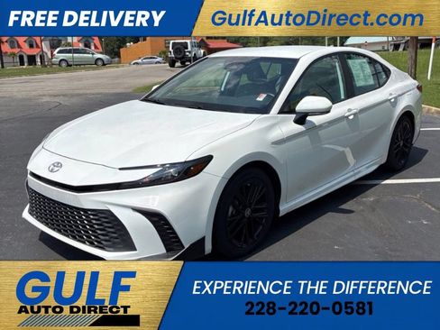 Used 2025 Toyota Camry SE FWD image 3