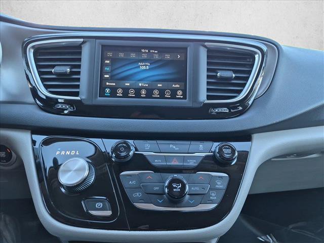 Used 2020 Chrysler Pacifica Touring-L FWD image 15