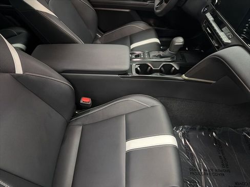 Used 2025 Toyota Camry SE image 28