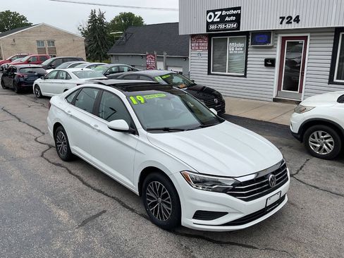 Used 2019 Volkswagen Jetta SE FWD image 2