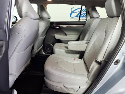 Used 2024 Toyota Highlander Platinum image 8