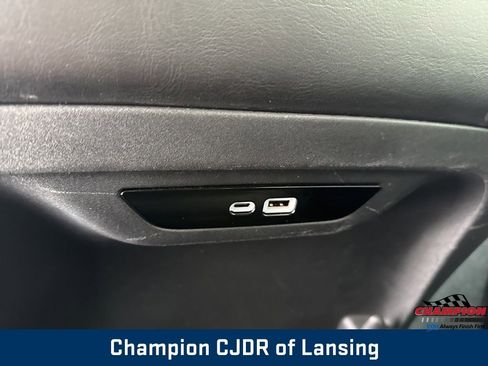 Used 2025 Chrysler Pacifica Select image 36