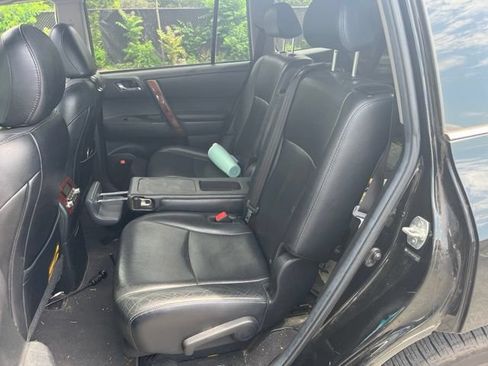 Used 2012 Toyota Highlander Limited w/ Tow Pkg FWD image 10