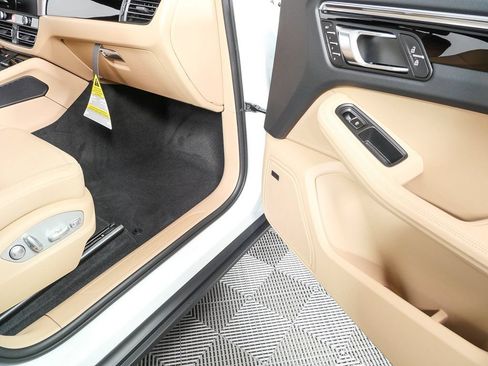 Certified 2026 Porsche Macan AWD/4WD image 26