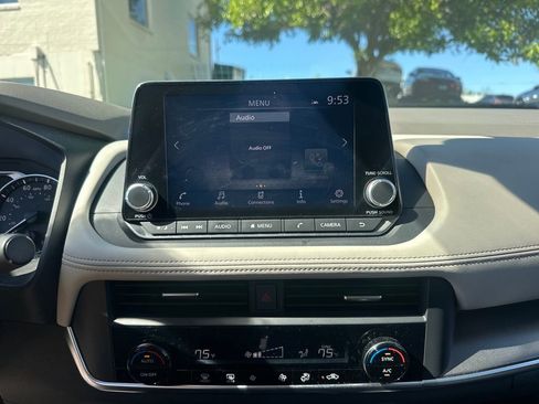 Used 2025 Nissan Rogue SV AWD/4WD image 16
