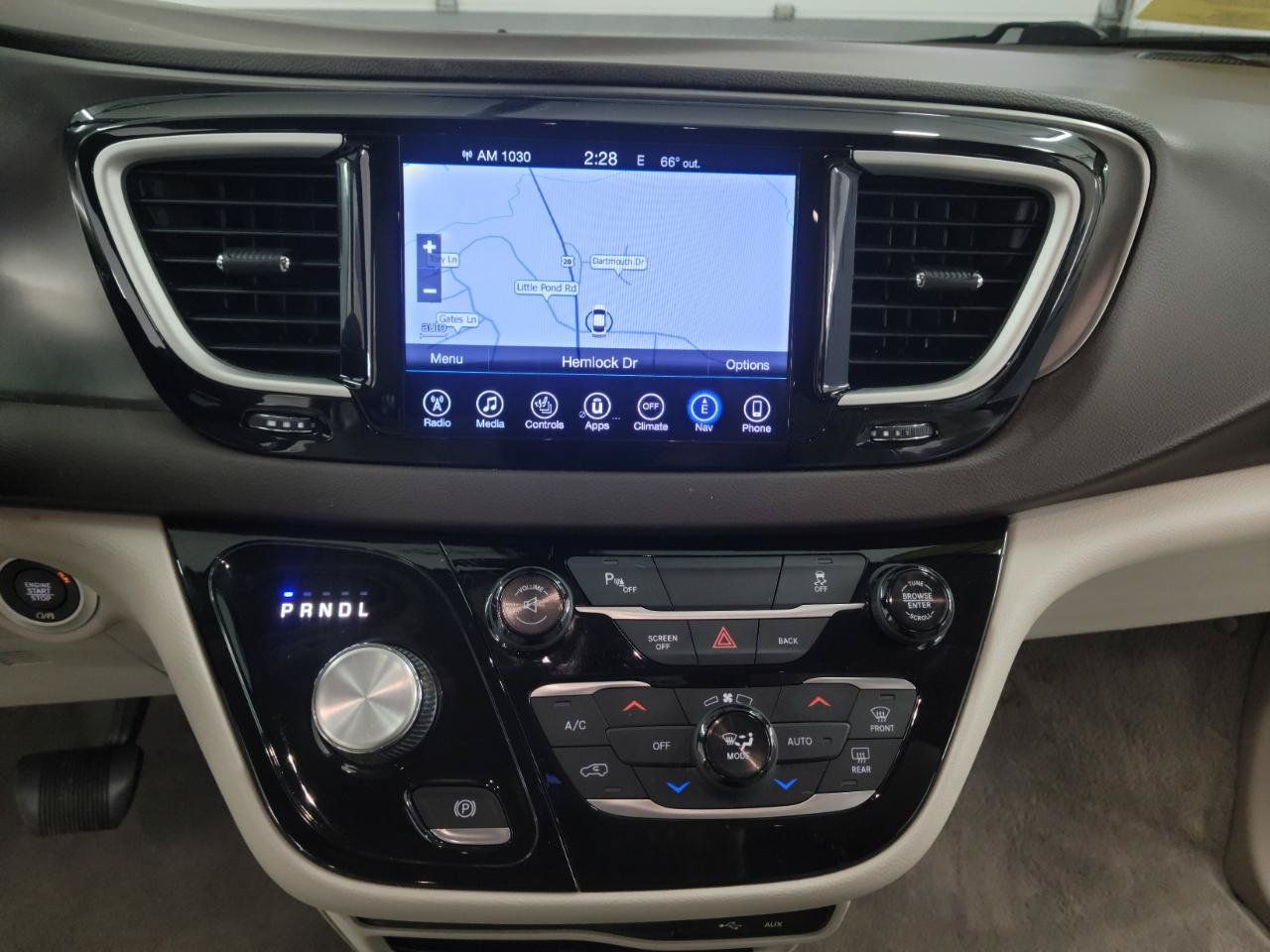 Used 2017 Chrysler Pacifica Touring-L FWD image 17