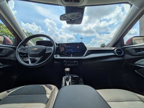 Used 2025 Chevrolet Trax LT w/ LT Convenience Package FWD image 25