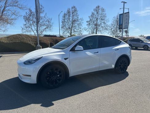 Used 2022 Tesla Model Y Long Range image 5