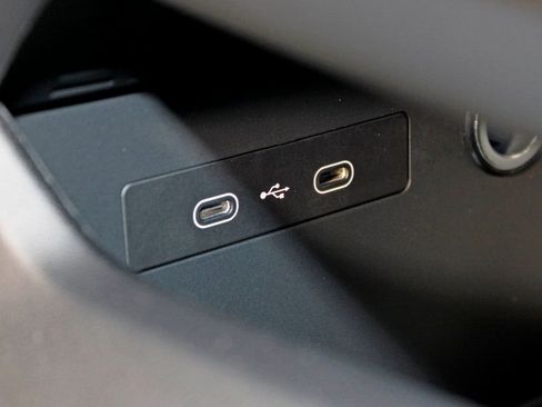 Certified 2025 Porsche Macan 4S Electric image 35