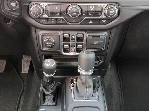 New 2025 Jeep Gladiator Sport image 18