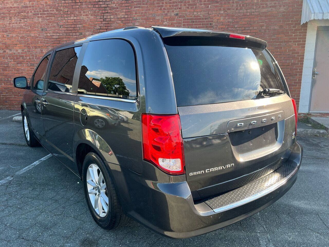 Used 2019 Dodge Grand Caravan SXT FWD image 5