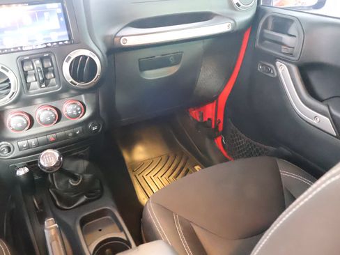 Used 2016 Jeep Wrangler Unlimited Sahara w/ Connectivity Group AWD/4WD image 32